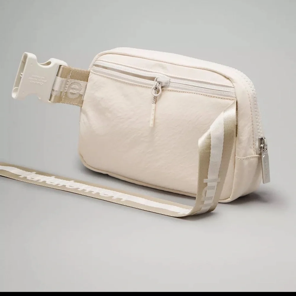 Lululemon Everywhere Belt Bag 1L Wordmark - Picture 5 of 8